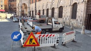 Siena, verso il Palio: in corso il montaggio dei nuovi parapetti in Piazza del Campo