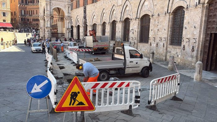 Siena, verso il Palio: in corso il montaggio dei nuovi parapetti in Piazza del Campo