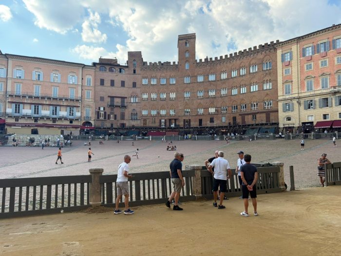 Siena, decoro e sicurezza degli spazi pubblici: prorogata fino al 30 settembre l'ordinanza anti-bivacco