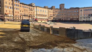 Il cuore di Siena torna a battere: in Piazza del Campo &egrave; iniziata la stesura del tufo