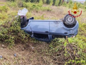Auto si ribalta in strada del Renaccio a Siena: due feriti, un uomo estratto dall&rsquo;abitacolo