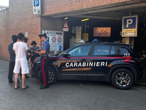 Controlli dei Carabinieri al parcheggio Il Duomo a Siena, allontanati 17 giovani e denunciati due stranieri irregolari