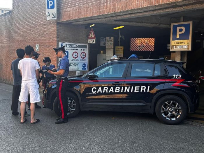 Controlli dei Carabinieri al parcheggio Il Duomo a Siena, allontanati 17 giovani e denunciati due stranieri irregolari