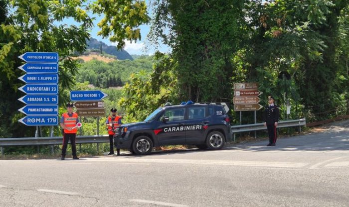 Furti nelle auto in Val d&rsquo;Orcia, due arresti: refurtiva e arnesi da scasso trovati in un camper