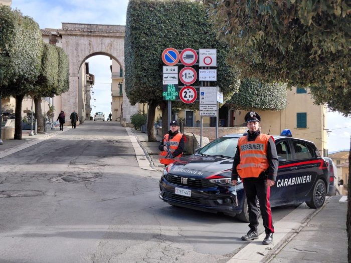 Chianciano Terme, chiede un passaggio a un anziano e gli ruba collana e bracciale: arrestata dai Carabinieri