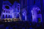 La grande musica sotto le stelle a San Galgano: Luciano Acocella dirige Orchestra Fondazione Luciano Pavarotti
