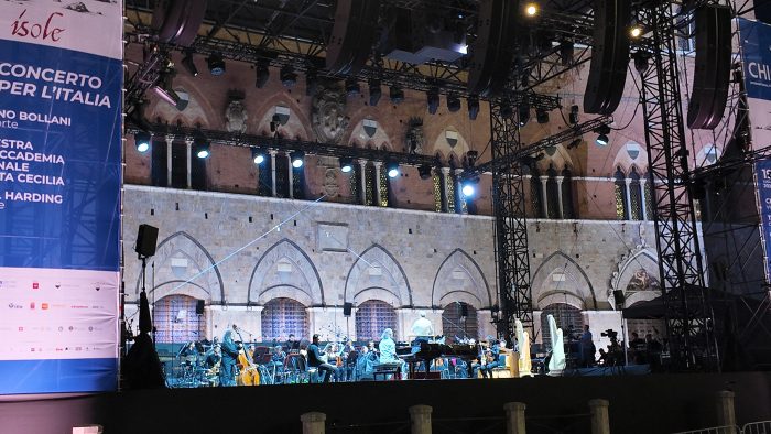 Standing ovation e pubblico da record: il Concerto per l'Italia incanta Piazza del Campo