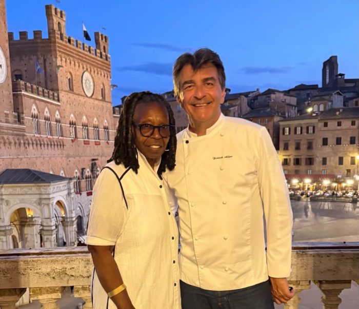 Whoopi Goldberg a Siena rapita dalla meraviglia del Palio