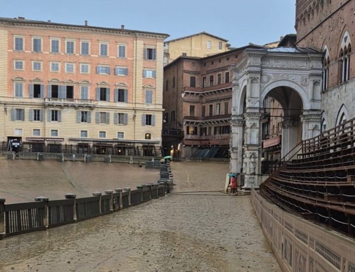 Palio 2 luglio, la macchina del Palio procede regolarmente nonostante il maltempo