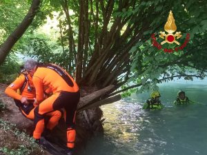 Tragedia nel fiume Elsa, si tuffa e non riemerge: morto un 33enne