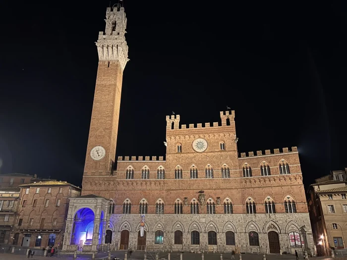 Siena, la Cappella di Piazza del Campo illuminata di azzurro per la Giornata Nazionale della Neurologia