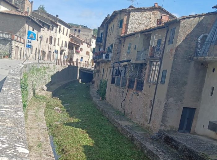 Gaiole in Chianti, bonificato il torrente che scorre all'interno del centro abitato