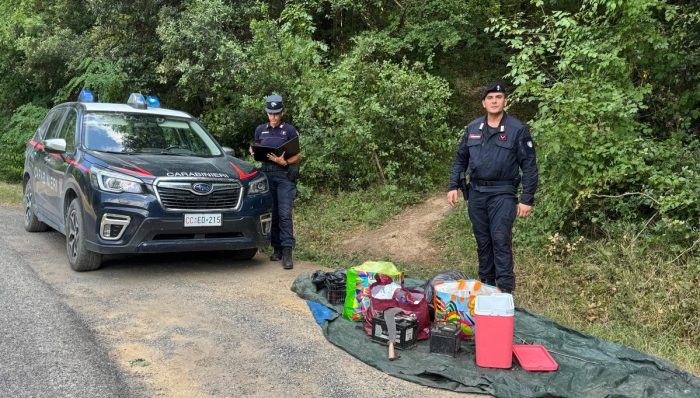 Asciano, controlli nei boschi contro lo spaccio: sequestrata cocaina e smantellati tre bivacchi clandestini