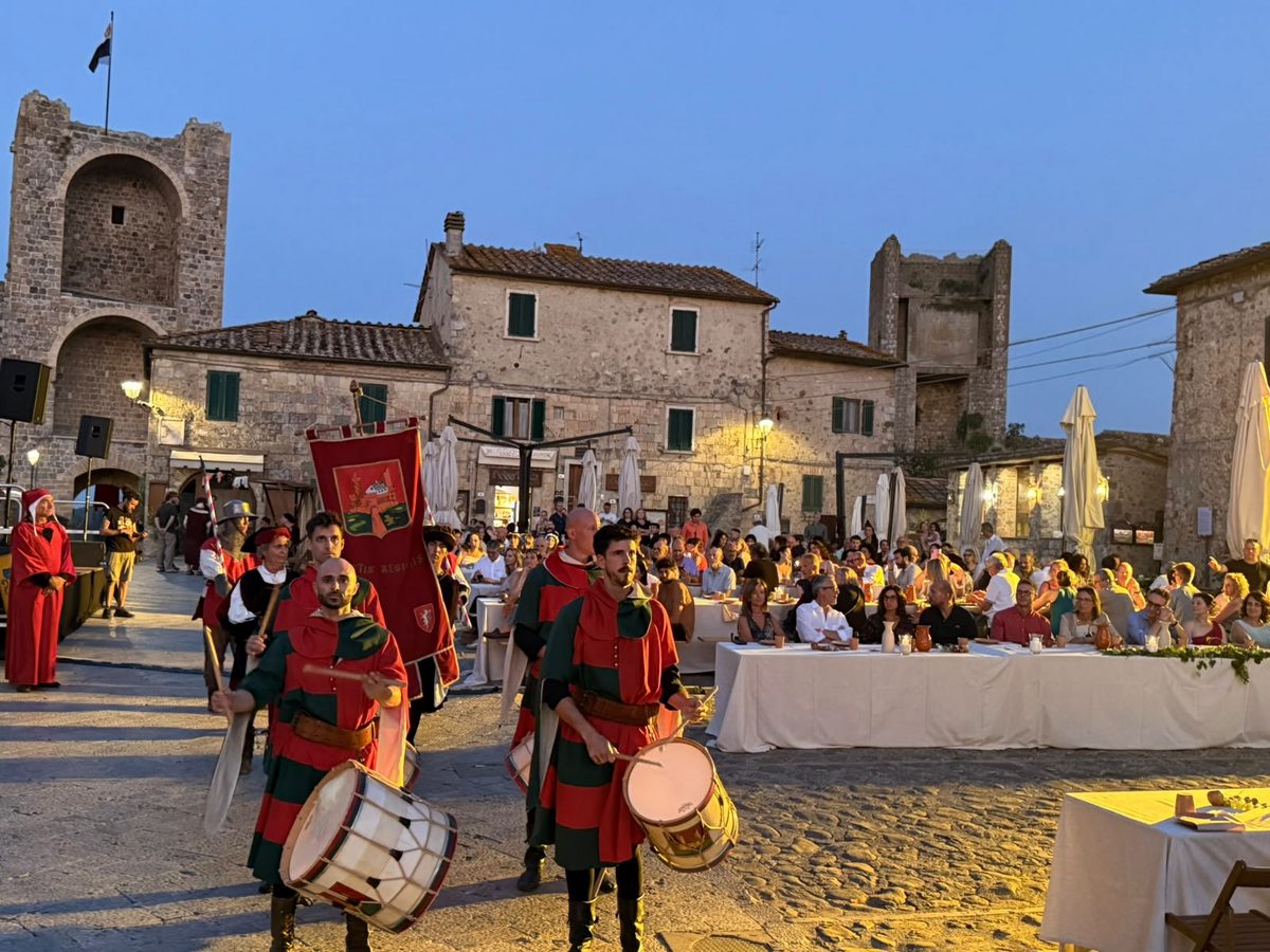 Monteriggioni, grande partecipazione al Banchetto Medievale che apre la XXXIII…