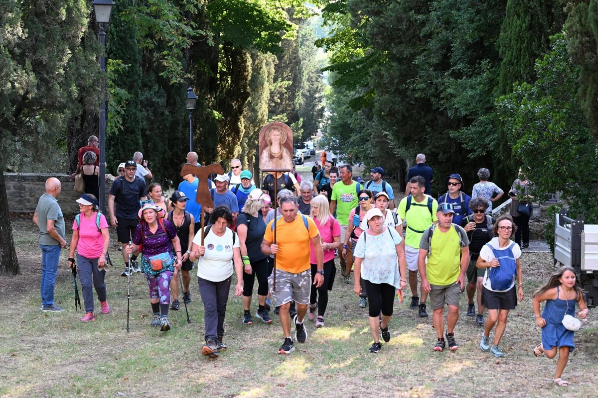 Cammino della Traslazione, ottanta pellegrini da Asciano a Le Vertighe nel segn…