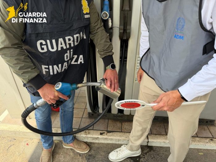 Maxi sequestro di carburante: oltre 23 milioni di litri di gasolio "annacquato" bloccati tra Siena e Livorno