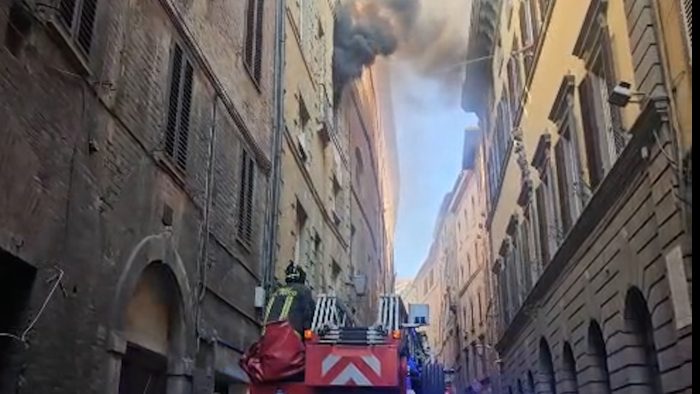 Incendio in un appartamento in pieno centro a Siena