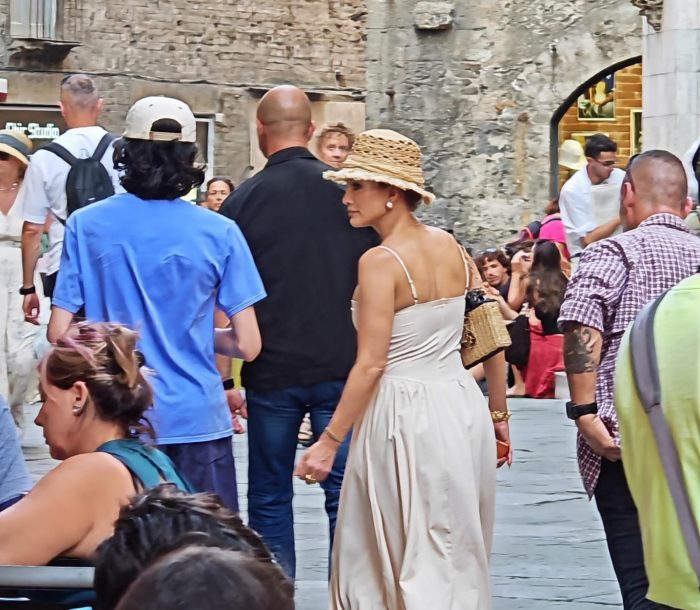 Jennifer Lopez avvistata nel centro di Siena