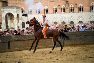 Palio di Siena. Il Leocorno vince la Prova generale