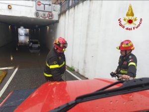 Auto bloccata nel sottopasso allagato a Sinalunga: intervengono i Vigili del Fuoco