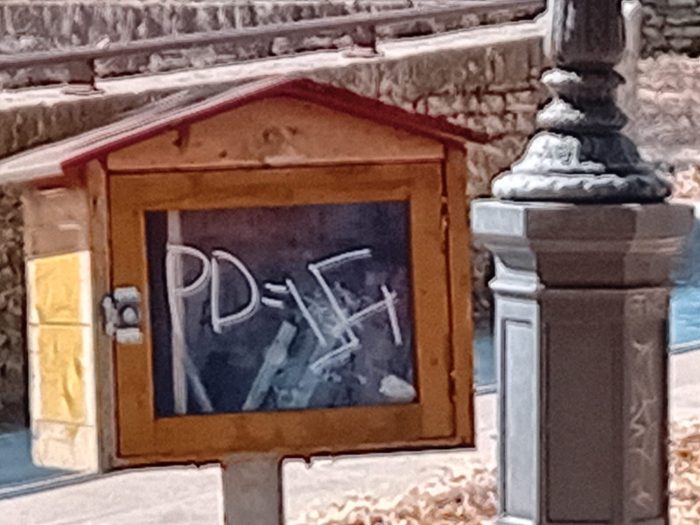 Siena, vandalizzata la casetta dei libri in Fortezza:  PD accostato ad una svastica nazista