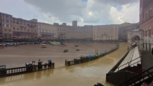 Palio di Siena, gli scatti della pioggia in Piazza del Campo
