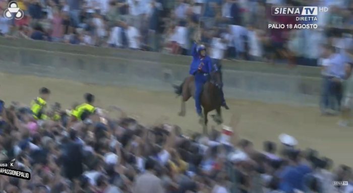 Palio di Siena agosto 2026, trionfa la Nobile Contrada del Nicchio