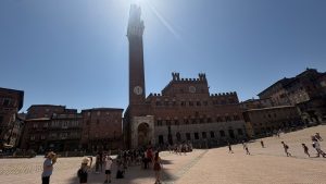 Turismo, i visitatori conquistati da Siena: "Una citt&agrave; meravigliosa". Il caldo pesa e il caro prezzi non spaventa