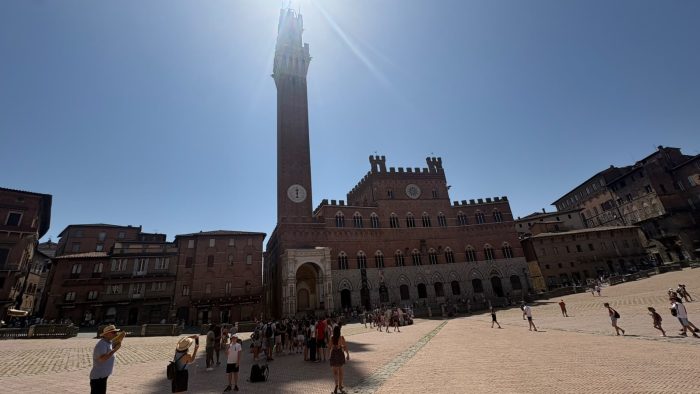 Turismo, i visitatori conquistati da Siena: "Una citt&agrave; meravigliosa". Il caldo pesa e il caro prezzi non spaventa