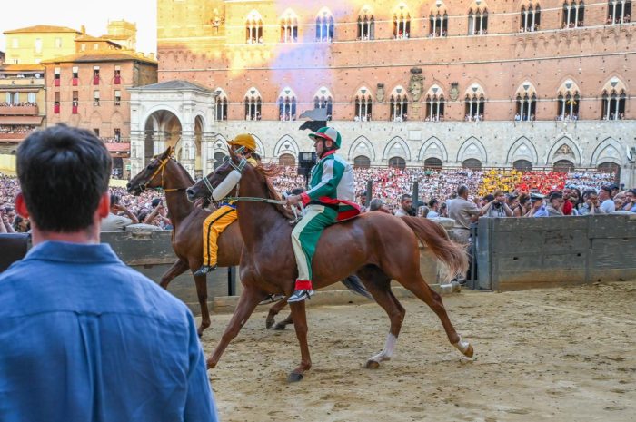 Palio di Siena, la contrada dell'Oca vince la prova generale
