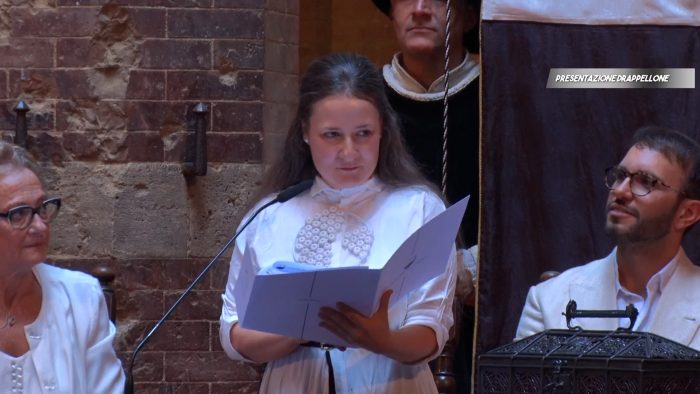 Palio di Siena, "Grazie Siena&rdquo;: Teodora Axente, il legame con la citt&agrave; nel Drappellone dell&rsquo;Assunta