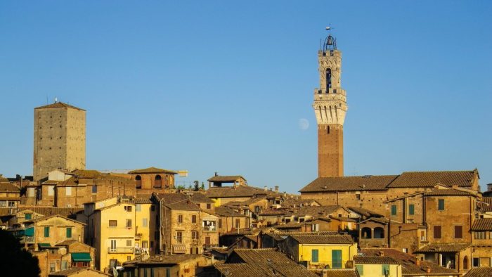 Palio di Siena, si continua a guardare in alto, ma questa volta con maggiore ottimismo: ecco le previsioni del tempo