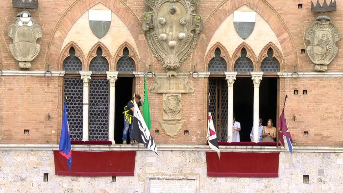 Palio di Siena rinviato: esposta la bandiera verde