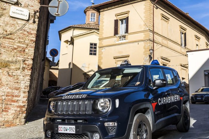 Torrita di Siena, forza posto di blocco dei carabinieri e fugge: arrestato 25enne dopo un inseguimento
