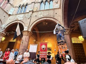 Palio di Siena, il sindaco Fabio: "Nel Drappellone di Teodora Axente la metamorfosi diventa il cuore del racconto del Palio&rdquo;