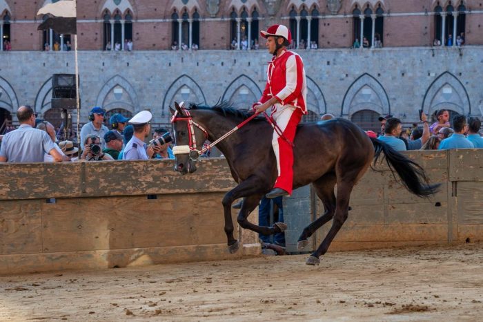 Palio di Siena agosto 2026, la Giraffa vince la terza prova