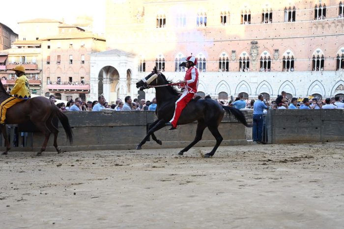 Palio di Siena agosto 2026, la Giraffa vince la terza prova