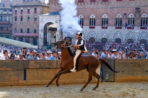 Palio di Siena, la Lupa vince la Provaccia