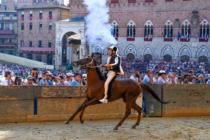 Palio di Siena, la Lupa vince la Provaccia