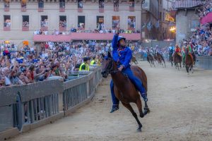 Palio di Siena, Milani e il riscatto di Anda e Bola: "Ora si sta riprendendo tutte le sconfitte della sua carriera"