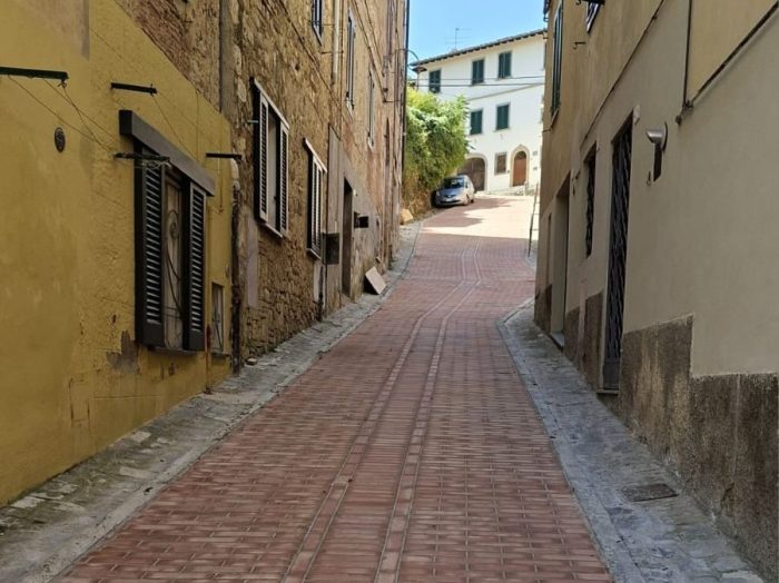 Poggibonsi: salita a mattoni di San Lucchese, cantiere in fase conclusiva