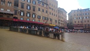 Palio di Siena, pioggia su Piazza del Campo. Sonnini (MeteoSiena24): &ldquo;Rovesci ancora per un&rsquo;ora, poi migliora&rdquo;