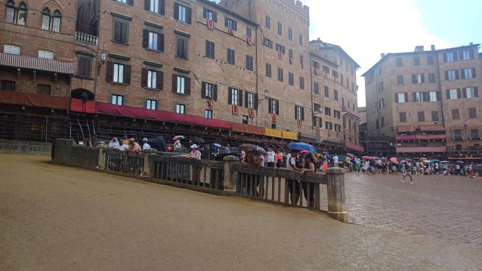 Palio di Siena, pioggia su Piazza del Campo. Sonnini (MeteoSiena24): &ldquo;Rovesci ancora per un&rsquo;ora, poi migliora&rdquo;