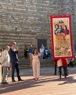 Bravio delle Botti di Montepulciano 2026, svelato il Panno dedicato agli 80 anni dal diritto al voto alle donne
