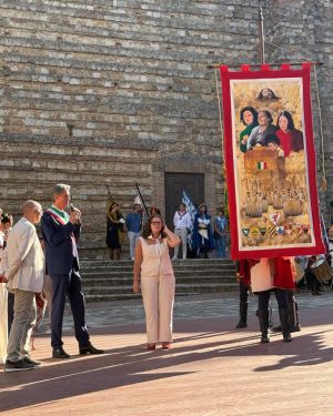 Bravio delle Botti di Montepulciano 2026, svelato il Panno dedicato agli 80 anni dal diritto al voto alle donne