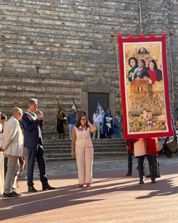 Bravio delle Botti di Montepulciano 2026, svelato il Panno dedicato agli 80 anni dal diritto al voto alle donne
