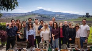 Sotto il cielo della Val d&rsquo;Orcia terminano le riprese del nuovo film di Ferzan Ozpetek