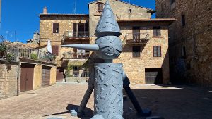 A Pienza il rifiuto diventa arte: le opere di Edoardo Malagigi interrogano ambiente e futuro