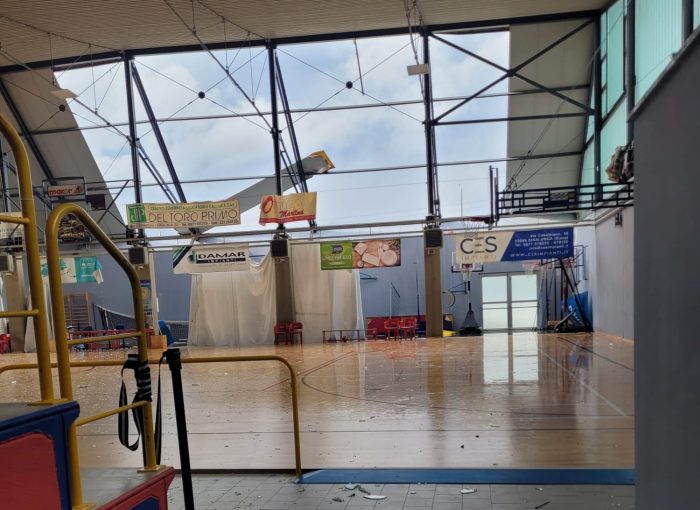 Tromba d&rsquo;aria a Sinalunga, tetti scoperchiati e alberi abbattuti: gravi danni al palazzetto dello sport