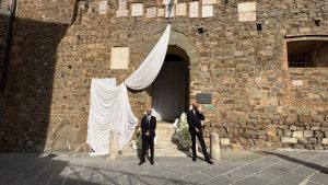 &Egrave; il giorno di Damiano e Dove: Montalcino sotto i riflettori per il &ldquo;S&igrave;&rdquo; del frontman dei M&aring;neskin